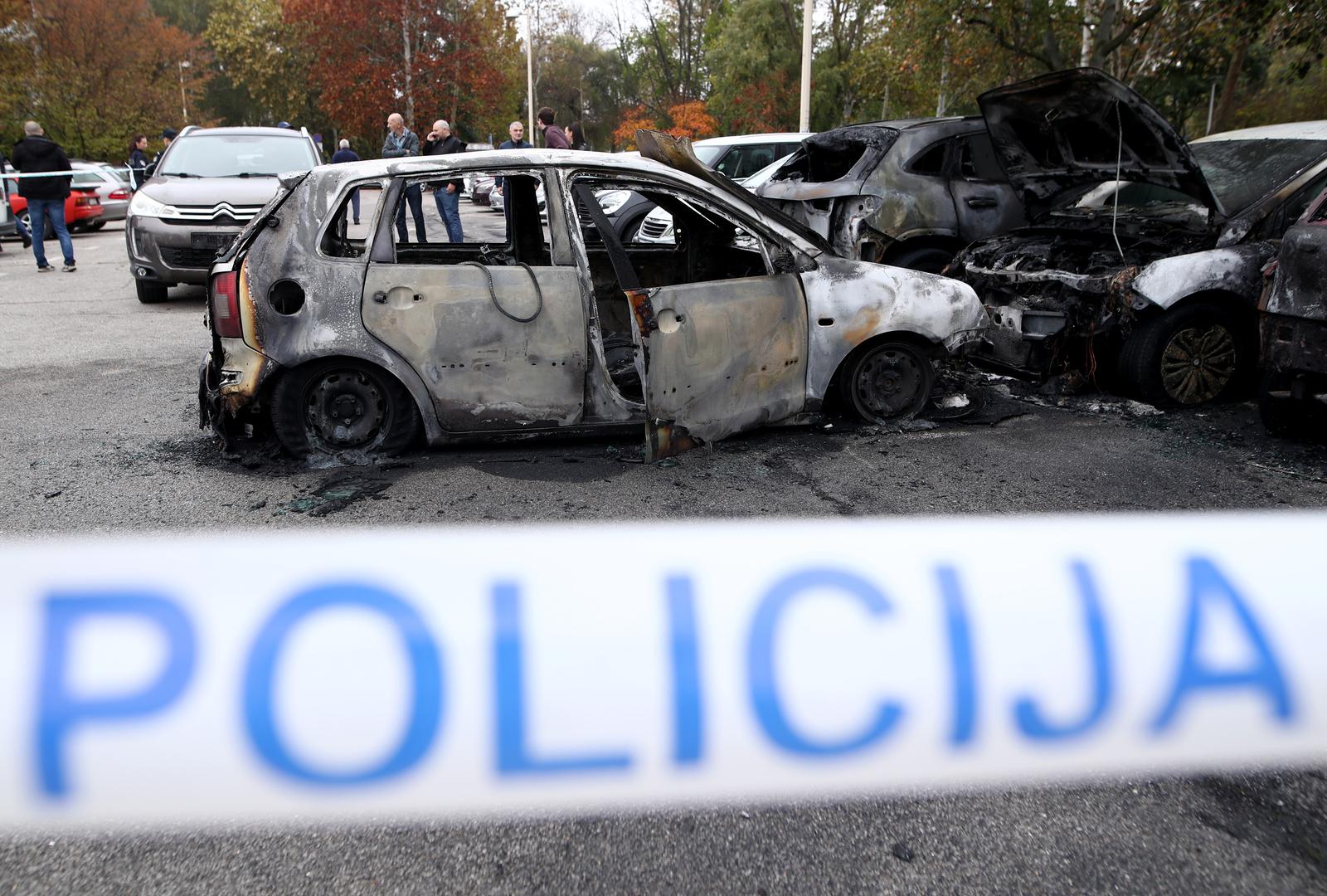 Zagreb: Na parkiralištu u Sloboštini tijekom noći izgorjelo osam automobila Zagreb: Na parkiralištu u Sloboštini tijekom noći izgorjelo osam automobila