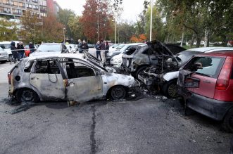 Zagreb: Na parkiralištu u Sloboštini tijekom noći izgorjelo osam automobila