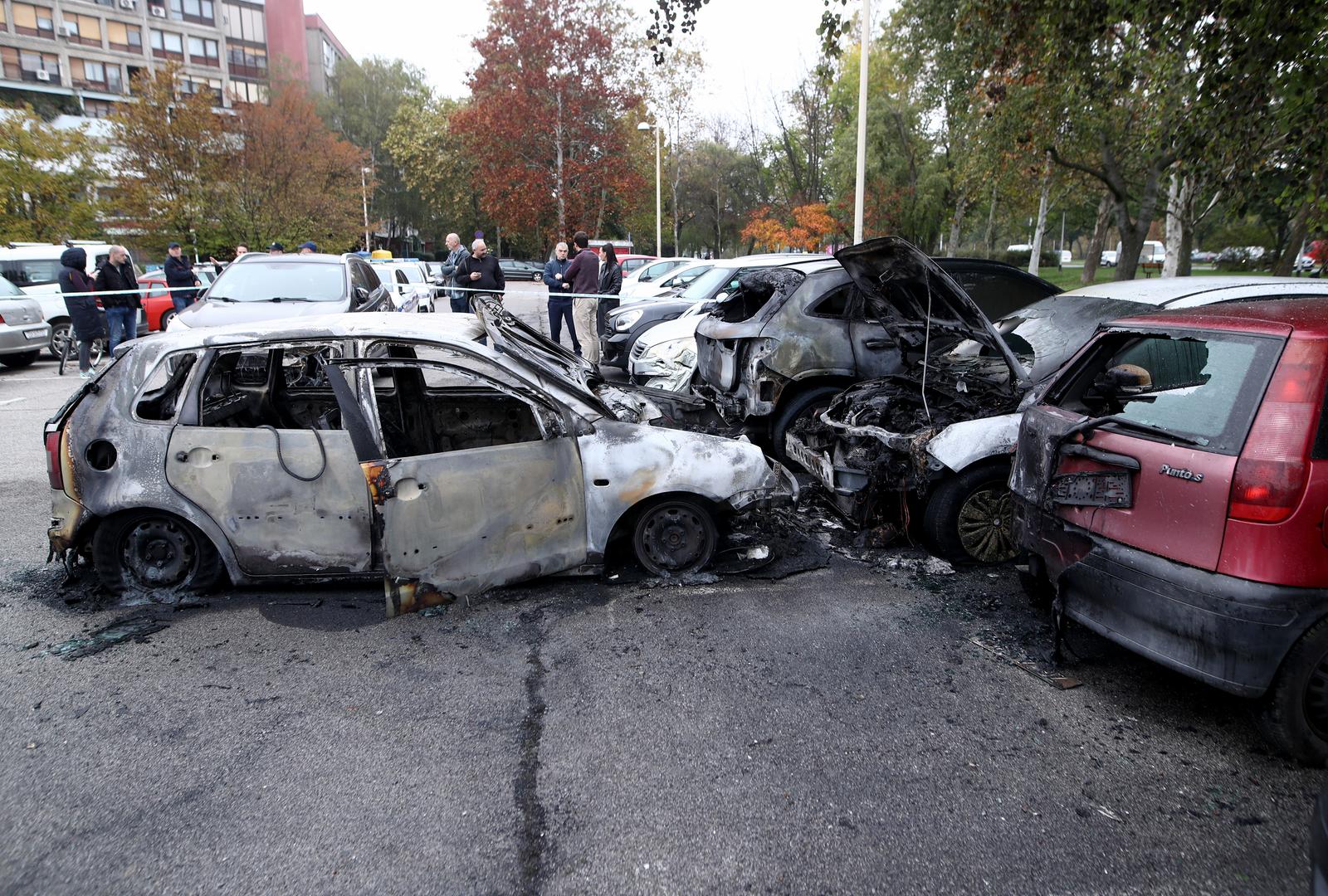 Zagreb: Na parkiralištu u Sloboštini tijekom noći izgorjelo osam automobila Zagreb: Na parkiralištu u Sloboštini tijekom noći izgorjelo osam automobila