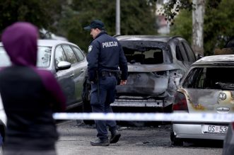 Zagreb: Na parkiralištu u Sloboštini tijekom noći izgorjelo osam automobila