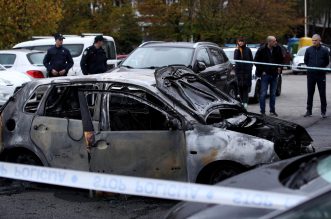 Zagreb: Na parkiralištu u Sloboštini tijekom noći izgorjelo osam automobila