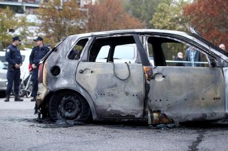 Zagreb: Na parkiralištu u Sloboštini tijekom noći izgorjelo osam automobila