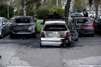 Zagreb: Na parkiralištu u Sloboštini tijekom noći izgorjelo osam automobila