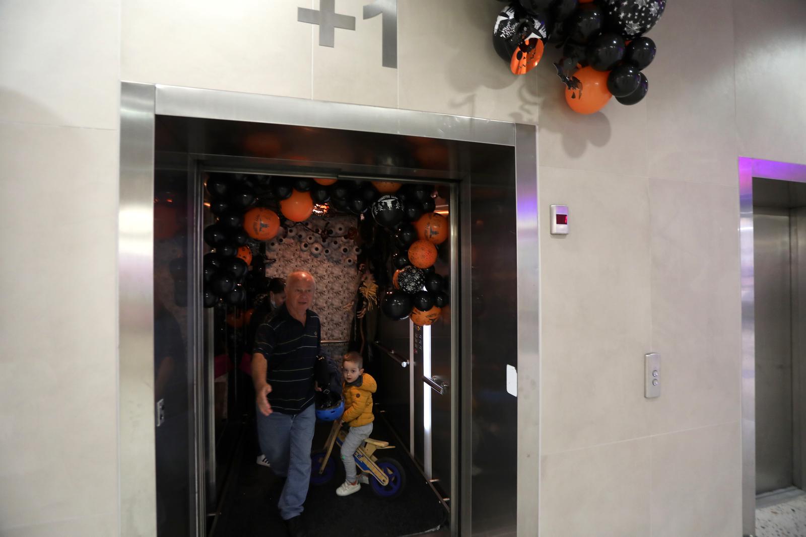 Rijeka: Lift trgovačkog centra ukrašen povodom Halloweena Rijeka: Lift trgovačkog centra ukrašen povodom Halloweena
