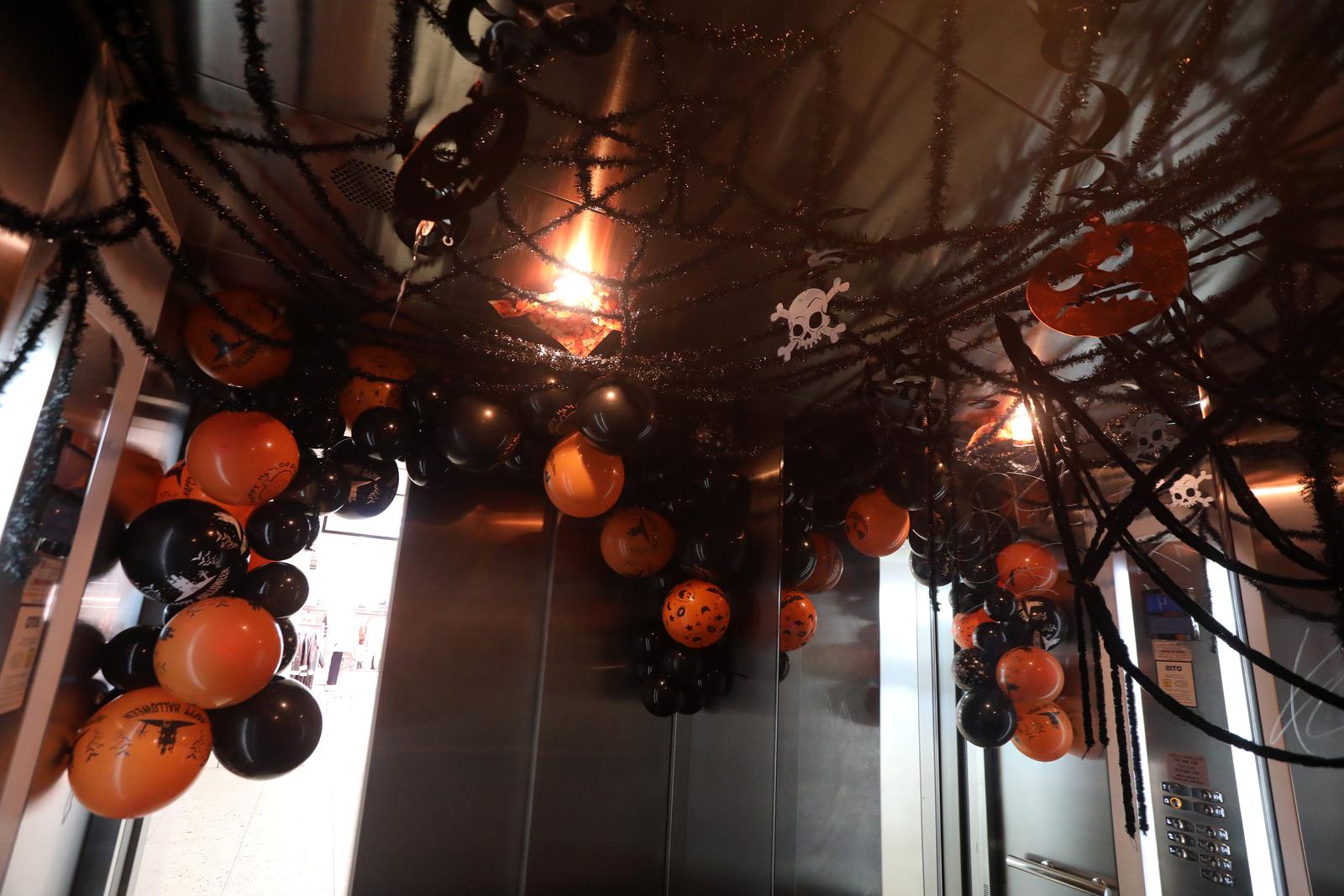 Rijeka: Lift trgovačkog centra ukrašen povodom Halloweena Rijeka: Lift trgovačkog centra ukrašen povodom Halloweena