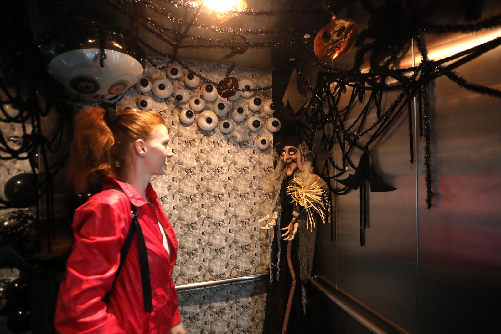 Rijeka: Lift trgovačkog centra ukrašen povodom Halloweena Rijeka: Lift trgovačkog centra ukrašen povodom Halloweena