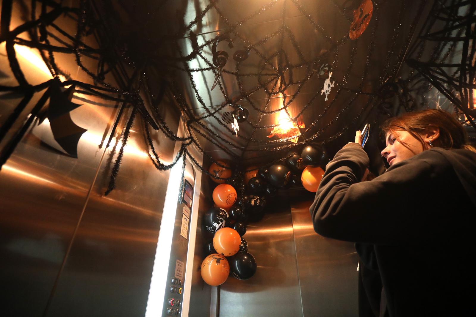 Rijeka: Lift trgovačkog centra ukrašen povodom Halloweena Rijeka: Lift trgovačkog centra ukrašen povodom Halloweena