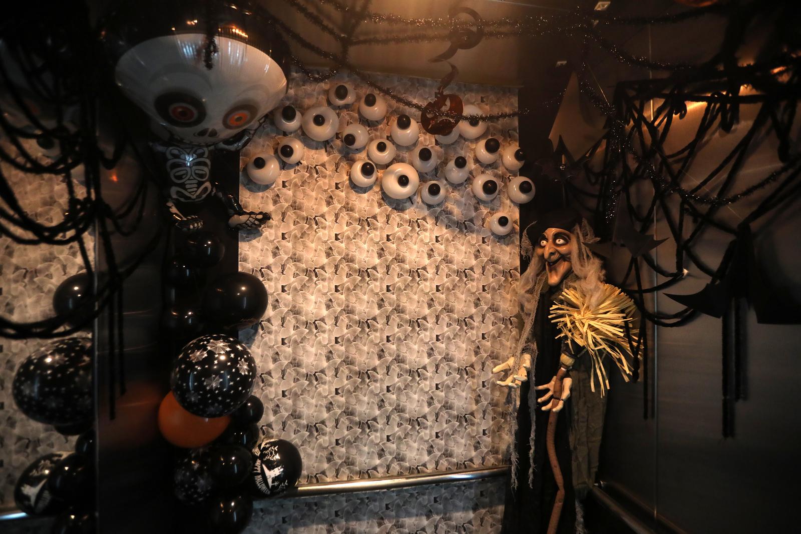 Rijeka: Lift trgovačkog centra ukrašen povodom Halloweena Rijeka: Lift trgovačkog centra ukrašen povodom Halloweena