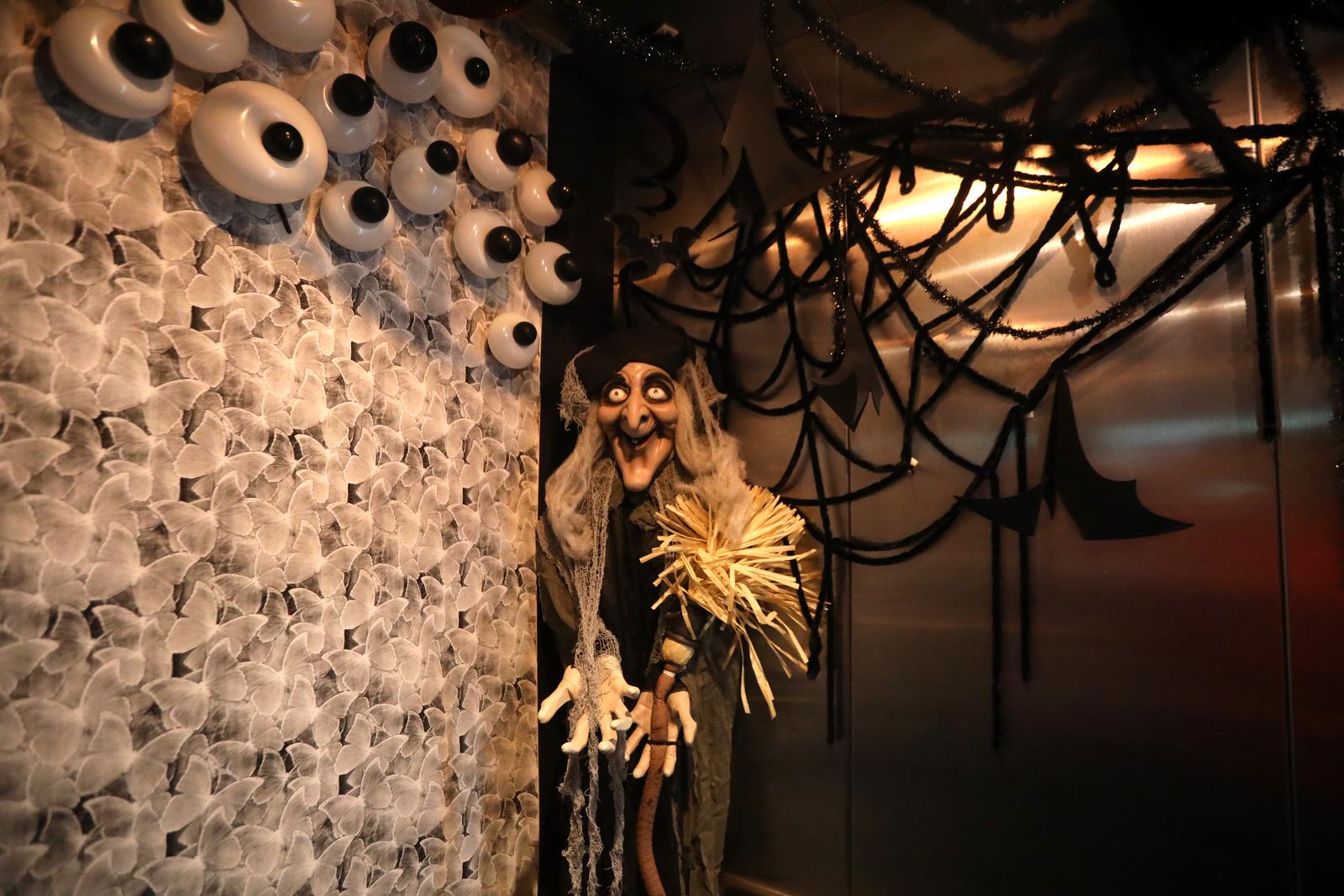 Rijeka: Lift trgovačkog centra ukrašen povodom Halloweena Rijeka: Lift trgovačkog centra ukrašen povodom Halloweena