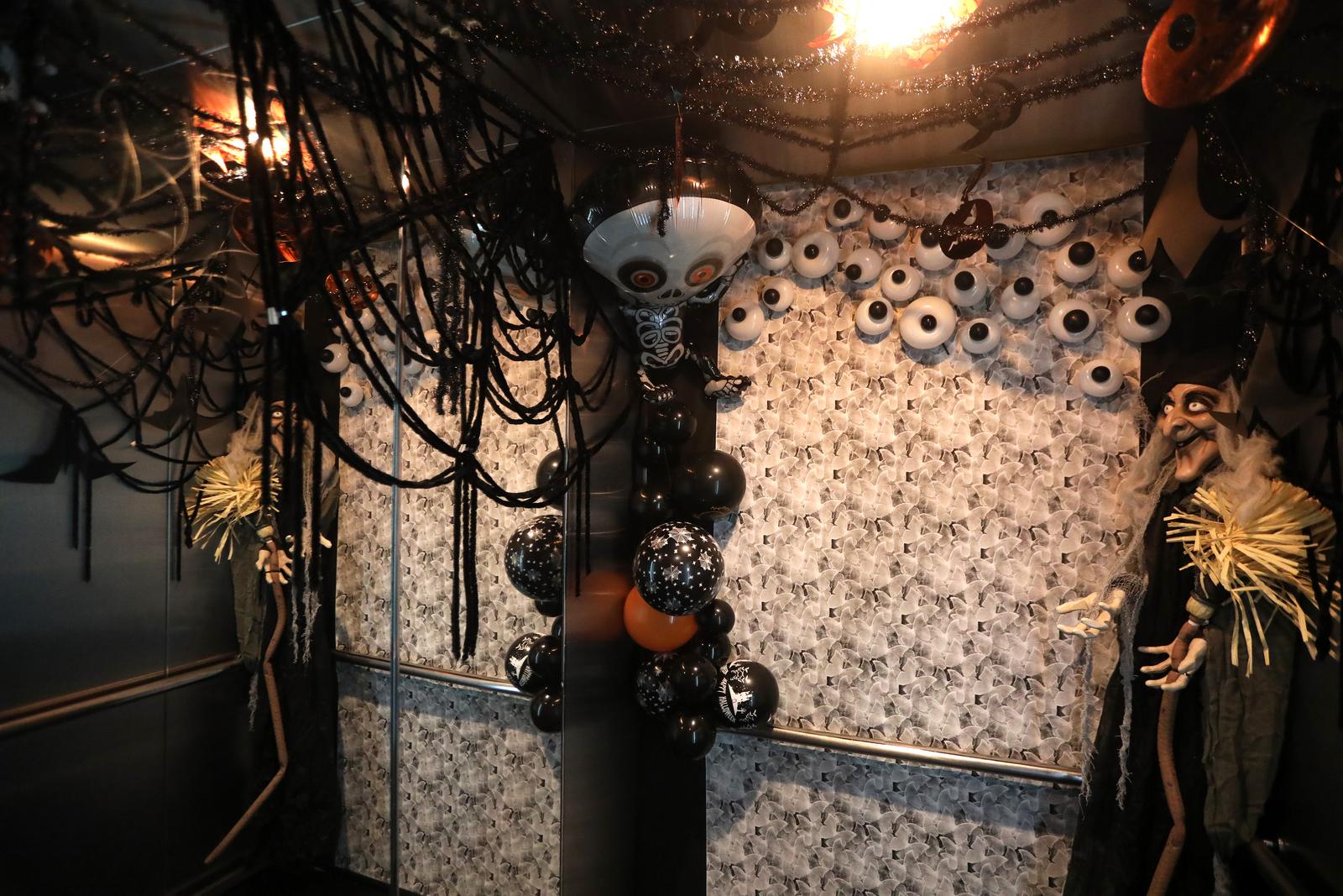 Rijeka: Lift trgovačkog centra ukrašen povodom Halloweena Rijeka: Lift trgovačkog centra ukrašen povodom Halloweena