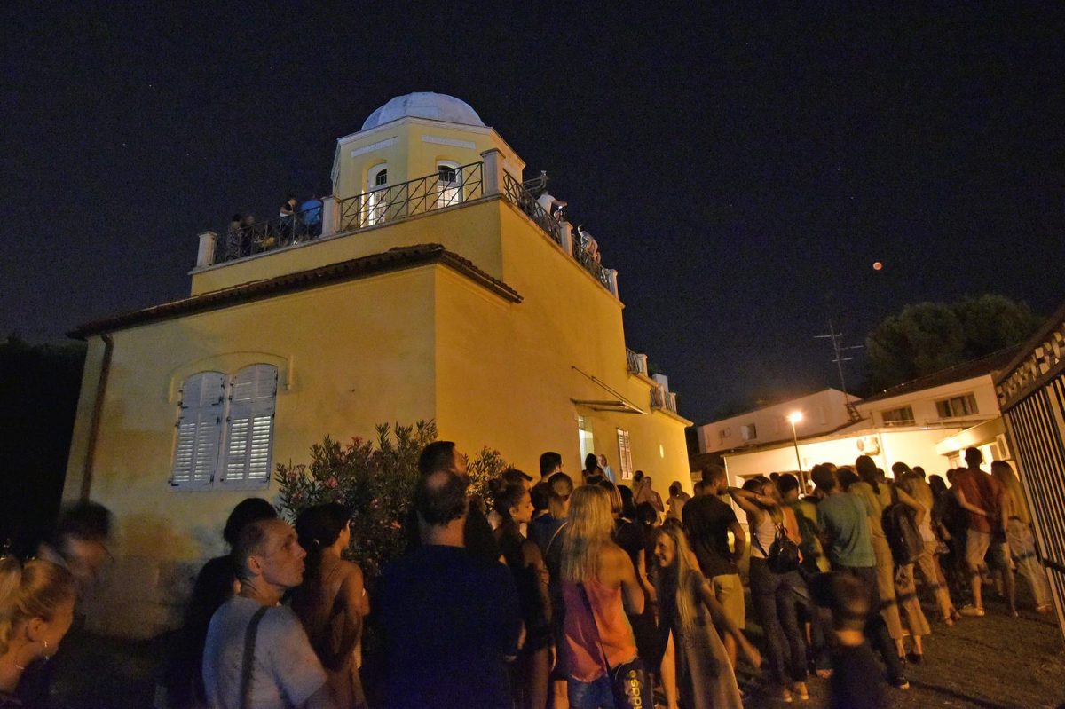 Pula: Građani u redovima čekali kako bi promatratli potpunu pomrčinu Mjeseca