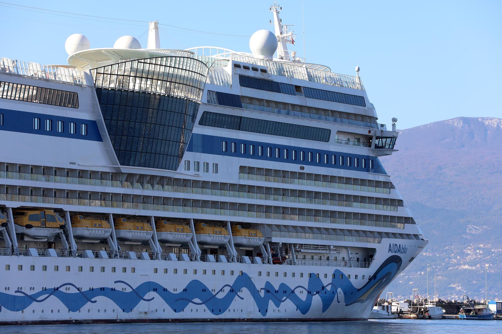 Rijeka: Turistički brod AIDAblu u luci privezan uz lukobran Mololongo