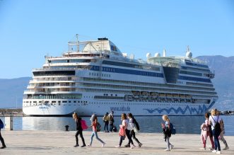 Rijeka: Turistički brod AIDAblu u luci privezan uz lukobran Mololongo