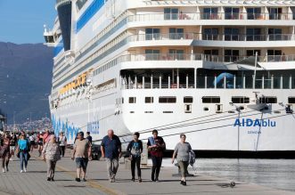 Rijeka: Turistički brod AIDAblu u luci privezan uz lukobran Mololongo