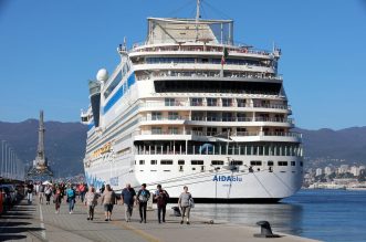 Rijeka: Turistički brod AIDAblu u luci privezan uz lukobran Mololongo