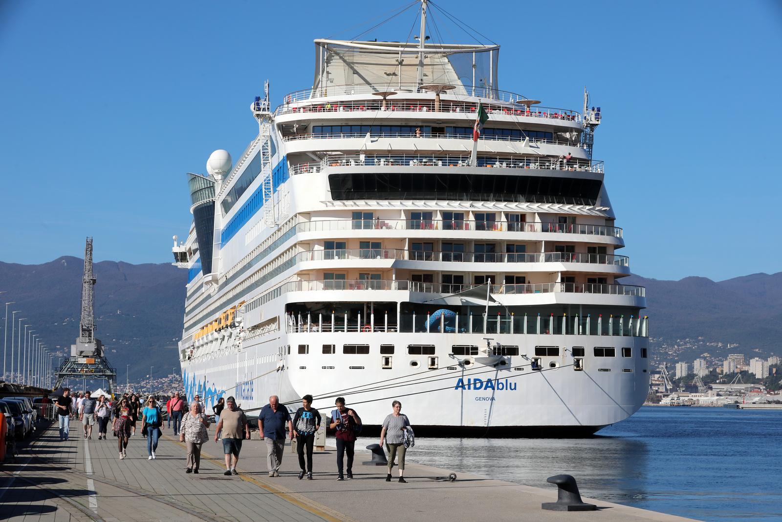 Rijeka: Turistički brod AIDAblu u luci privezan uz lukobran Mololongo