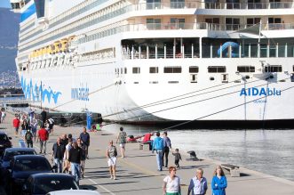 Rijeka: Turistički brod AIDAblu u luci privezan uz lukobran Mololongo