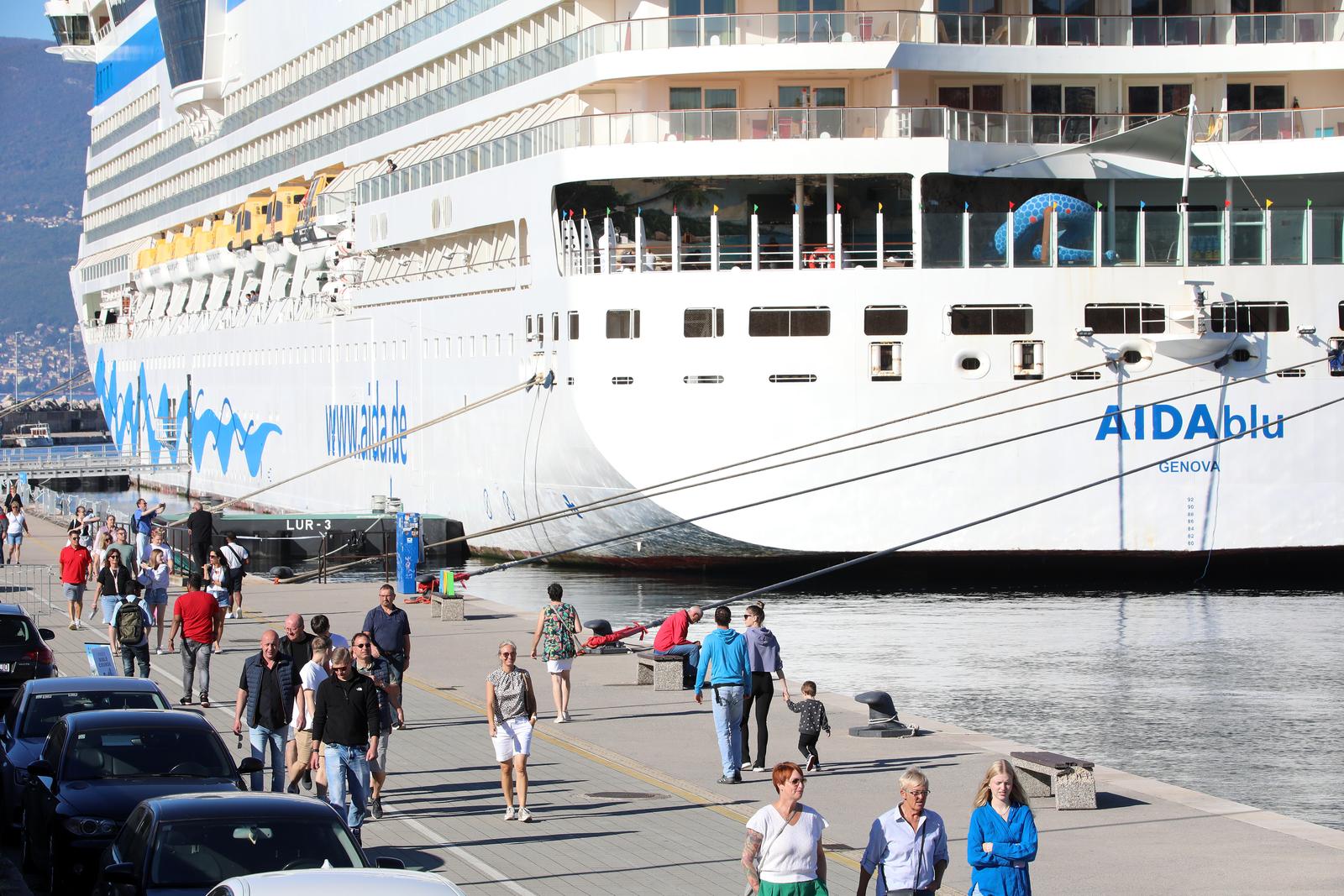 Rijeka: Turistički brod AIDAblu u luci privezan uz lukobran Mololongo
