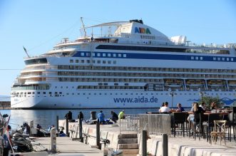 Rijeka: Turistički brod AIDAblu u luci privezan uz lukobran Mololongo