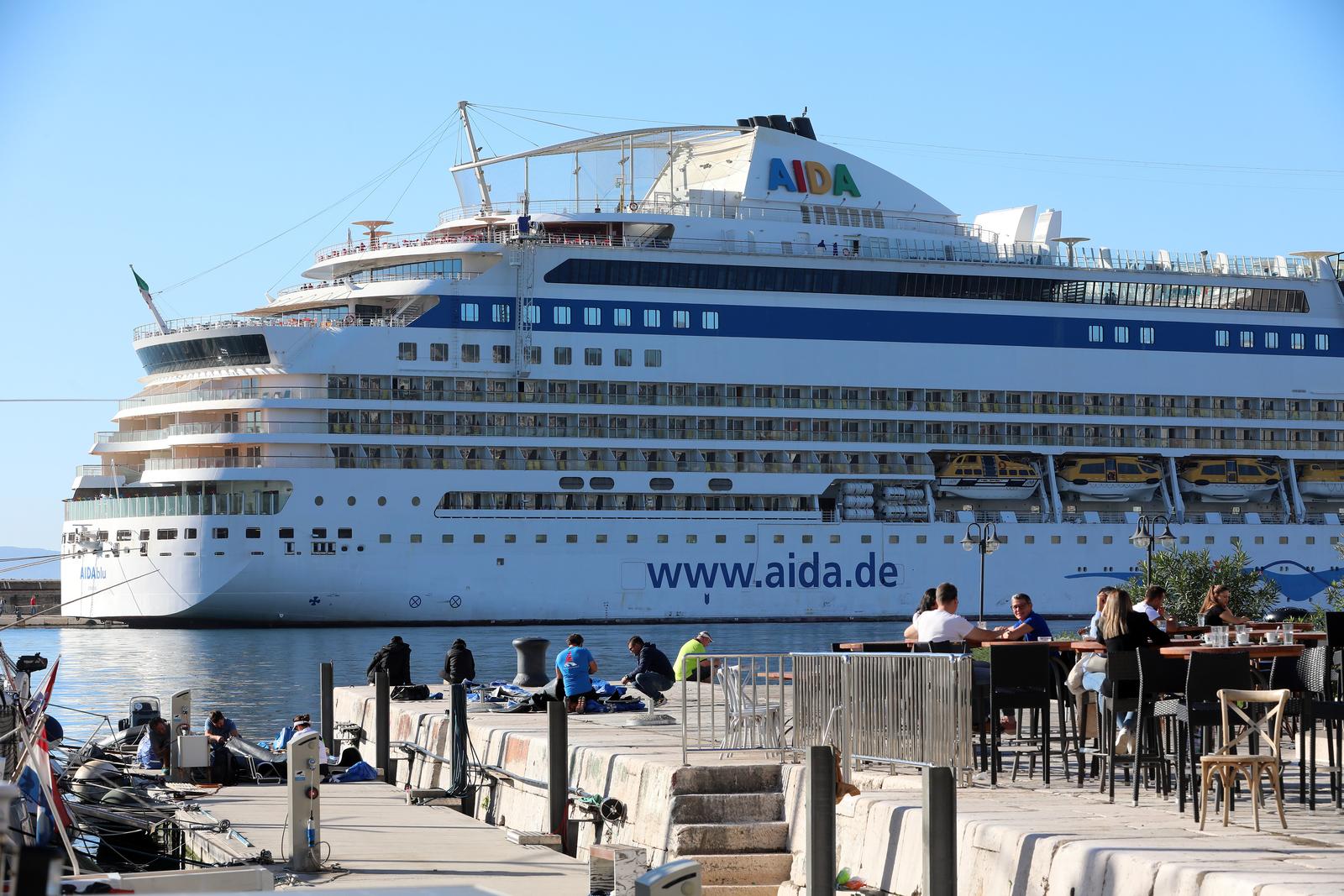 Rijeka: Turistički brod AIDAblu u luci privezan uz lukobran Mololongo