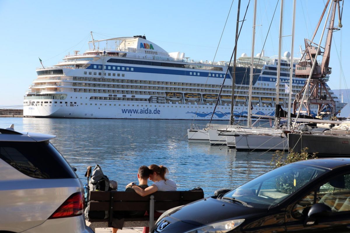 Rijeka: Turistički brod AIDAblu u luci privezan uz lukobran Mololongo