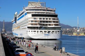 Rijeka: Turistički brod AIDAblu u luci privezan uz lukobran Mololongo