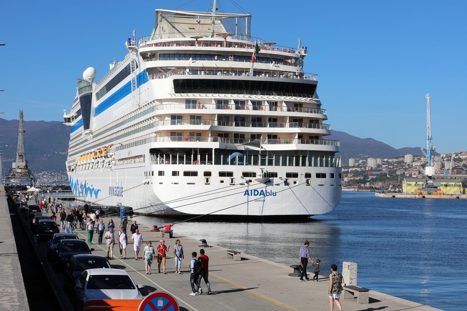 Rijeka: Turistički brod AIDAblu u luci privezan uz lukobran Mololongo