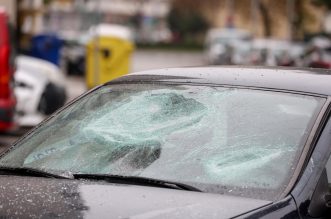 Zagreb: Dvojica mladića napala starijeg čovjeka, opljačkali ga i bejzbol palicom razbili auto