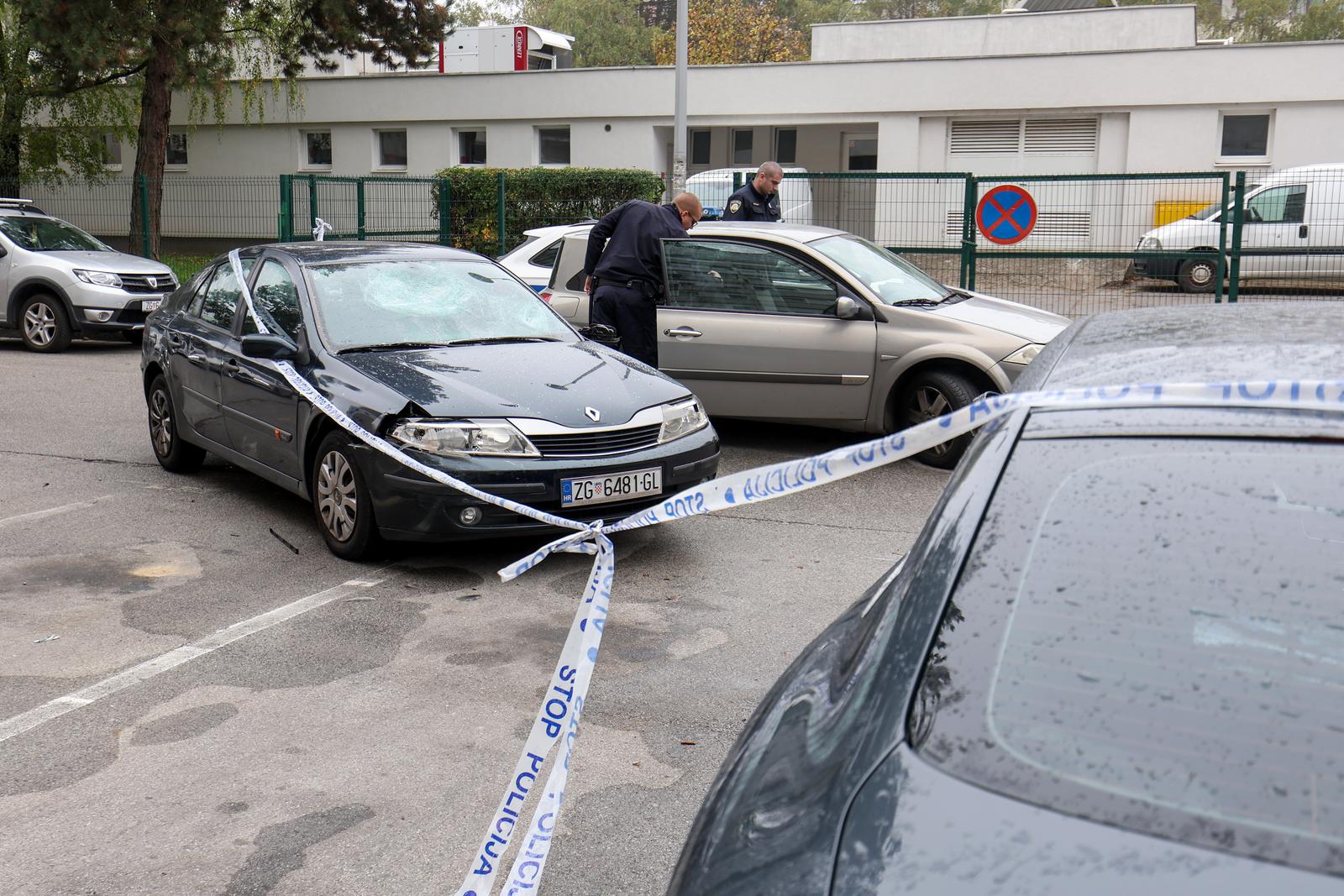Zagreb: Dvojica mladića napala starijeg čovjeka, opljačkali ga i bejzbol palicom razbili auto