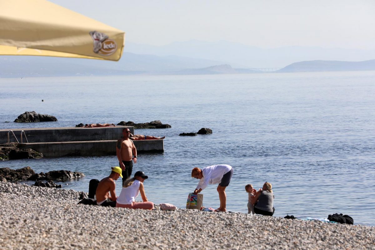 Rijeka: Gradska plaža na Kantridi puna je kupača