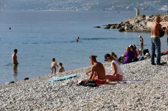 Rijeka: Gradska plaža na Kantridi puna je kupača