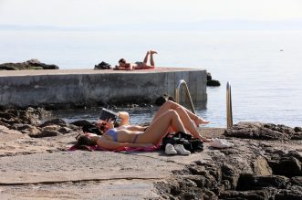 Rijeka: Gradska plaža na Kantridi puna je kupača