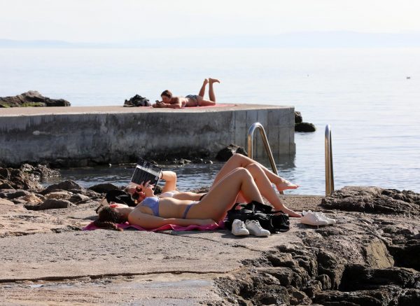 Rijeka: Gradska plaža na Kantridi puna je kupača Rijeka: Gradska plaža na Kantridi puna je kupača
