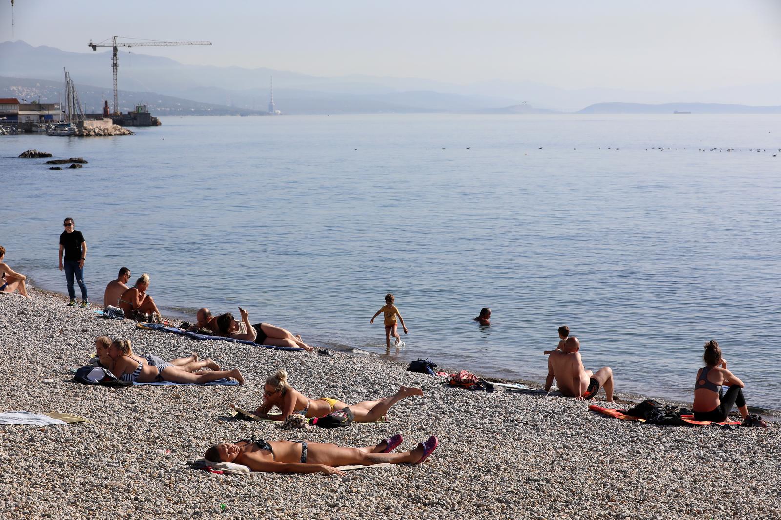 Rijeka: Gradska plaža na Kantridi puna je kupača