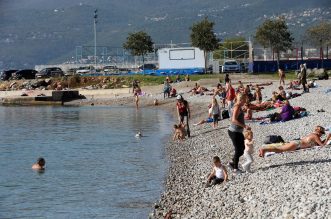 Rijeka: Gradska plaža na Kantridi puna je kupača