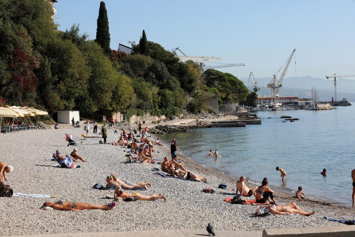 Rijeka: Gradska plaža na Kantridi puna je kupača