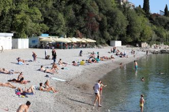 Rijeka: Gradska plaža na Kantridi puna je kupača