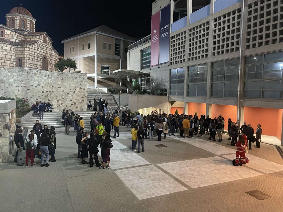 Publika ispred Kulturnog i konferencijskog centra u Heraklionu