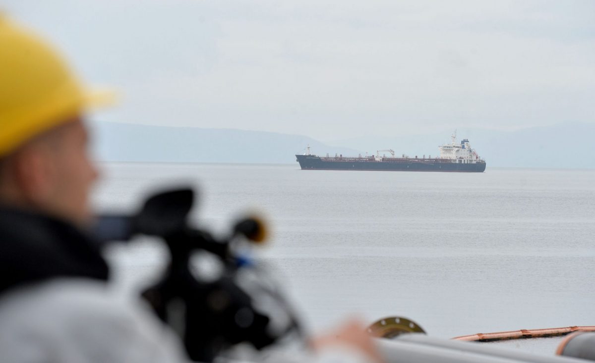 Brod s gorivom ispred Rafinerije nafte Rijeka