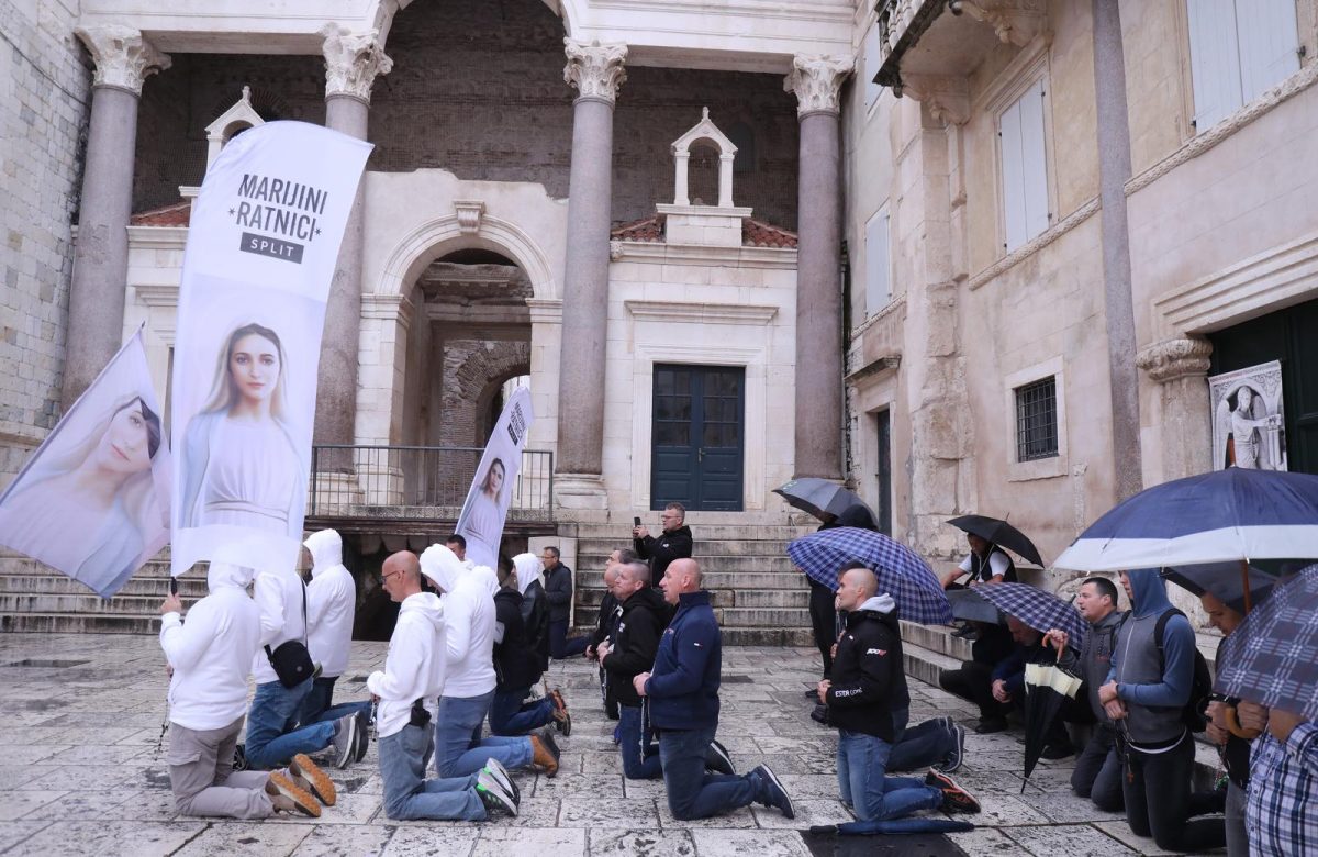 Split: Molitva krunice za muškarce na Peristilu