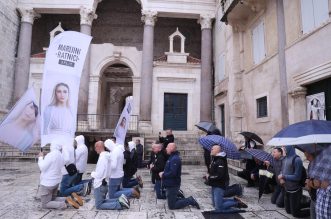 Split: Molitva krunice za muškarce na Peristilu