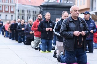 Molitva krunice na glavnom zagrebačkom trgu