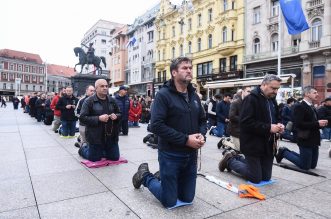 Molitva krunice na glavnom zagrebačkom trgu