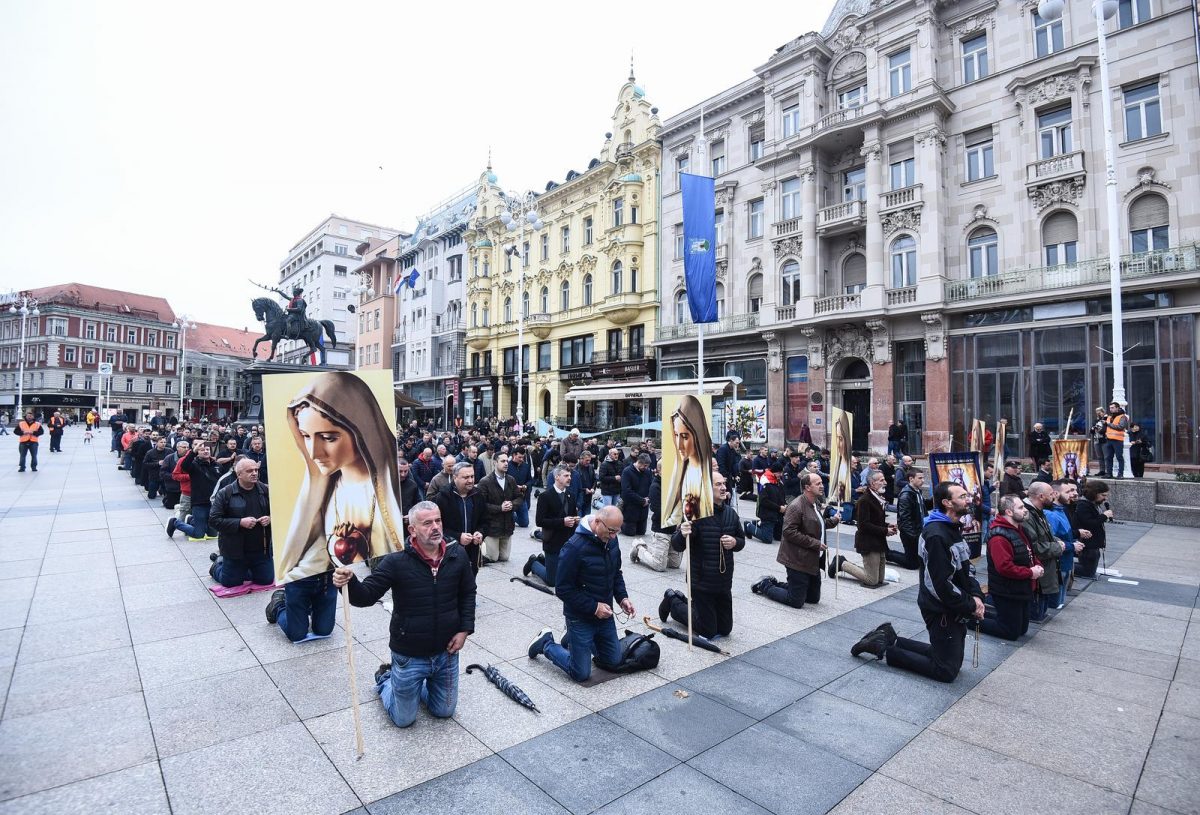 Molitva krunice na glavnom zagrebačkom trgu