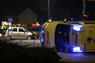 Zagreb: Vozilo hitne pomoći u sudaru s osobnim automobilom završilo na boku