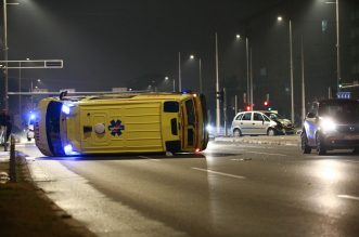 Zagreb: Vozilo hitne pomoći u sudaru s osobnim automobilom završilo na boku