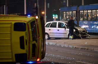 Zagreb: Vozilo hitne pomoći u sudaru s osobnim automobilom završilo na boku