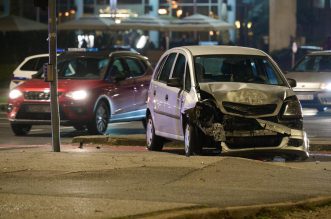 Zagreb: Vozilo hitne pomoći u sudaru s osobnim automobilom završilo na boku