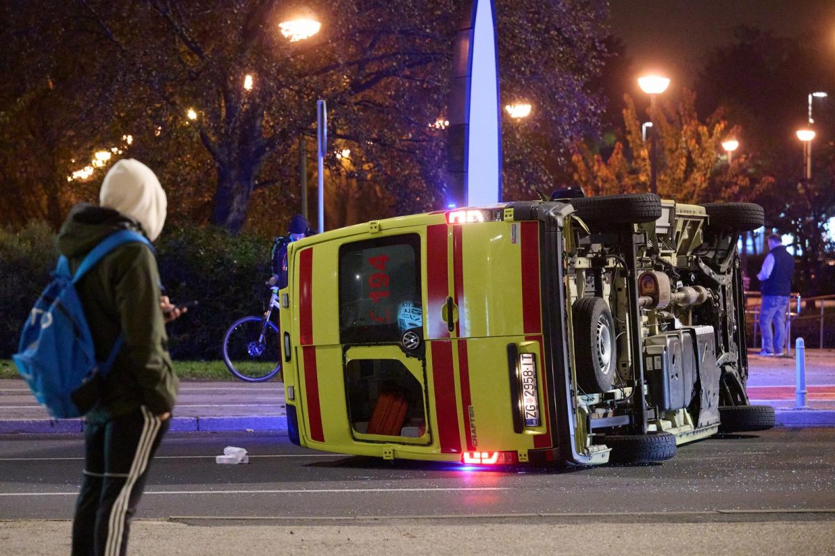 Zagreb: Vozilo hitne pomoći u sudaru s osobnim automobilom završilo na boku