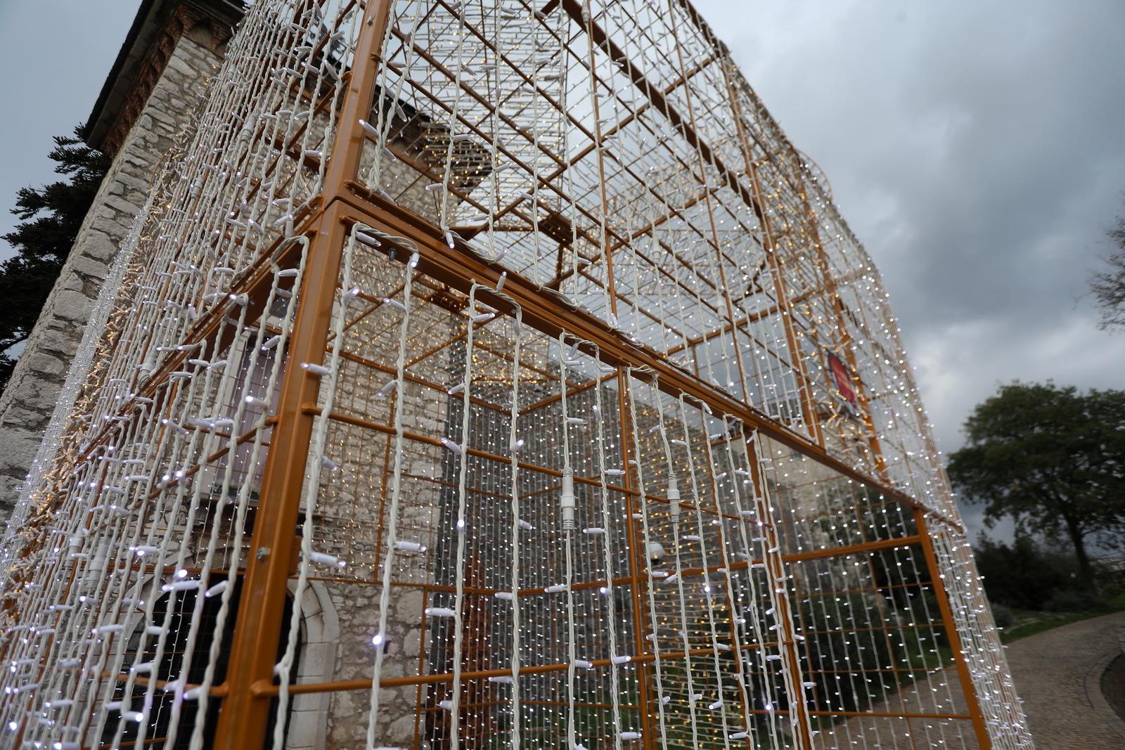 Trsatsku gradinu osvijetlit će više od 12 kilometara lampica Trsatsku gradinu osvijetlit će više od 12 kilometara lampica